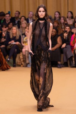 22 Şubat 2023 'te Milano Moda Haftası Kadın Giyim / Kış 2023' te İtalya 'nın Milano kentinde düzenlenen Roberto Cavalli defilesinde bir model podyumda yürüyor..