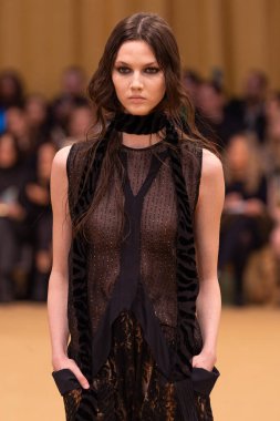 22 Şubat 2023 'te Milano Moda Haftası Kadın Giyim / Kış 2023' te İtalya 'nın Milano kentinde düzenlenen Roberto Cavalli defilesinde bir model podyumda yürüyor..