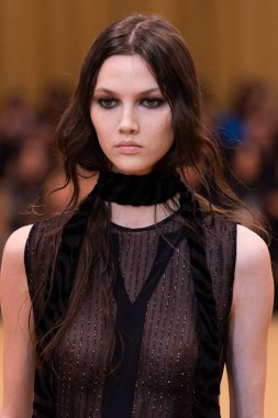 22 Şubat 2023 'te Milano Moda Haftası Kadın Giyim / Kış 2023' te İtalya 'nın Milano kentinde düzenlenen Roberto Cavalli defilesinde bir model podyumda yürüyor..