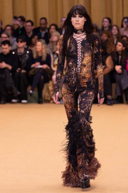 22 Şubat 2023 'te Milano Moda Haftası Kadın Giyim / Kış 2023' te İtalya 'nın Milano kentinde düzenlenen Roberto Cavalli defilesinde bir model podyumda yürüyor..