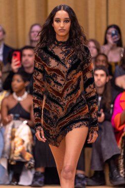 22 Şubat 2023 'te Milano Moda Haftası Kadın Giyim / Kış 2023' te İtalya 'nın Milano kentinde düzenlenen Roberto Cavalli defilesinde bir model podyumda yürüyor..