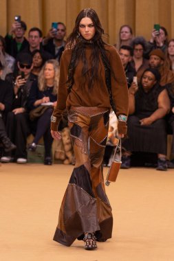 22 Şubat 2023 'te Milano Moda Haftası Kadın Giyim / Kış 2023' te İtalya 'nın Milano kentinde düzenlenen Roberto Cavalli defilesinde bir model podyumda yürüyor..