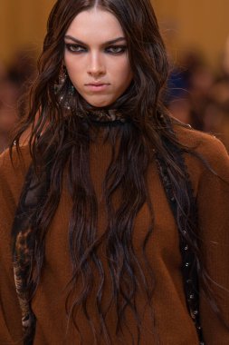 22 Şubat 2023 'te Milano Moda Haftası Kadın Giyim / Kış 2023' te İtalya 'nın Milano kentinde düzenlenen Roberto Cavalli defilesinde bir model podyumda yürüyor..