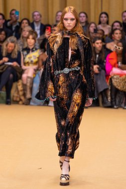 22 Şubat 2023 'te Milano Moda Haftası Kadın Giyim / Kış 2023' te İtalya 'nın Milano kentinde düzenlenen Roberto Cavalli defilesinde bir model podyumda yürüyor..