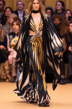 22 Şubat 2023 'te Milano Moda Haftası Kadın Giyim / Kış 2023' te İtalya 'nın Milano kentinde düzenlenen Roberto Cavalli defilesinde bir model podyumda yürüyor..