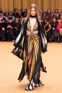 22 Şubat 2023 'te Milano Moda Haftası Kadın Giyim / Kış 2023' te İtalya 'nın Milano kentinde düzenlenen Roberto Cavalli defilesinde bir model podyumda yürüyor..