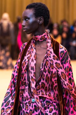 22 Şubat 2023 'te Milano Moda Haftası Kadın Giyim / Kış 2023' te İtalya 'nın Milano kentinde düzenlenen Roberto Cavalli defilesinde bir model podyumda yürüyor..