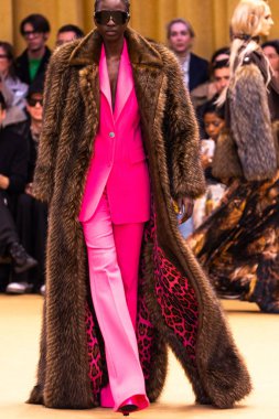 22 Şubat 2023 'te Milano Moda Haftası Kadın Giyim / Kış 2023' te İtalya 'nın Milano kentinde düzenlenen Roberto Cavalli defilesinde bir model podyumda yürüyor..