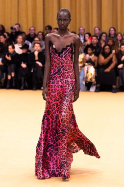 22 Şubat 2023 'te Milano Moda Haftası Kadın Giyim / Kış 2023' te İtalya 'nın Milano kentinde düzenlenen Roberto Cavalli defilesinde bir model podyumda yürüyor..