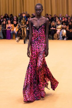 22 Şubat 2023 'te Milano Moda Haftası Kadın Giyim / Kış 2023' te İtalya 'nın Milano kentinde düzenlenen Roberto Cavalli defilesinde bir model podyumda yürüyor..