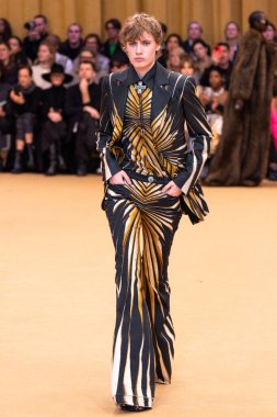 22 Şubat 2023 'te Milano Moda Haftası Kadın Giyim / Kış 2023' te İtalya 'nın Milano kentinde düzenlenen Roberto Cavalli defilesinde bir model podyumda yürüyor..