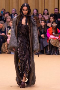 22 Şubat 2023 'te Milano Moda Haftası Kadın Giyim / Kış 2023' te İtalya 'nın Milano kentinde düzenlenen Roberto Cavalli defilesinde bir model podyumda yürüyor..