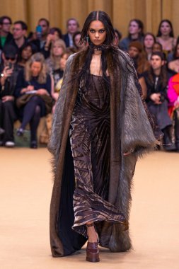 22 Şubat 2023 'te Milano Moda Haftası Kadın Giyim / Kış 2023' te İtalya 'nın Milano kentinde düzenlenen Roberto Cavalli defilesinde bir model podyumda yürüyor..