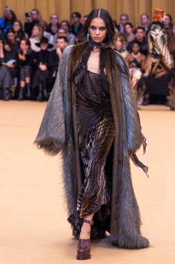 22 Şubat 2023 'te Milano Moda Haftası Kadın Giyim / Kış 2023' te İtalya 'nın Milano kentinde düzenlenen Roberto Cavalli defilesinde bir model podyumda yürüyor..