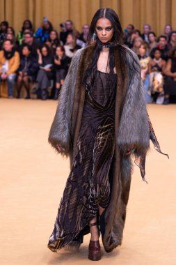 22 Şubat 2023 'te Milano Moda Haftası Kadın Giyim / Kış 2023' te İtalya 'nın Milano kentinde düzenlenen Roberto Cavalli defilesinde bir model podyumda yürüyor..