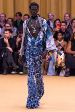 22 Şubat 2023 'te Milano Moda Haftası Kadın Giyim / Kış 2023' te İtalya 'nın Milano kentinde düzenlenen Roberto Cavalli defilesinde bir model podyumda yürüyor..