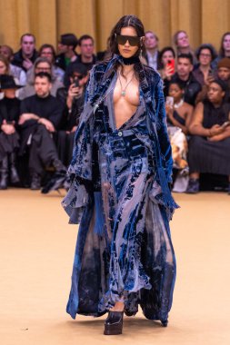 22 Şubat 2023 'te Milano Moda Haftası Kadın Giyim / Kış 2023' te İtalya 'nın Milano kentinde düzenlenen Roberto Cavalli defilesinde bir model podyumda yürüyor..