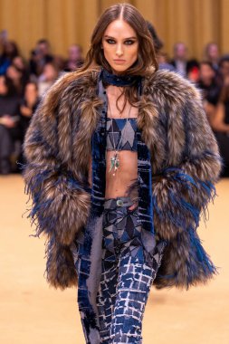 22 Şubat 2023 'te Milano Moda Haftası Kadın Giyim / Kış 2023' te İtalya 'nın Milano kentinde düzenlenen Roberto Cavalli defilesinde bir model podyumda yürüyor..