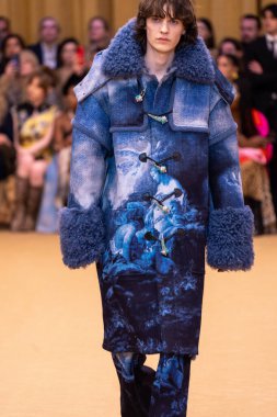 22 Şubat 2023 'te Milano Moda Haftası Kadın Giyim / Kış 2023' te İtalya 'nın Milano kentinde düzenlenen Roberto Cavalli defilesinde bir model podyumda yürüyor..