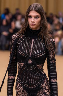 22 Şubat 2023 'te Milano Moda Haftası Kadın Giyim / Kış 2023' te İtalya 'nın Milano kentinde düzenlenen Roberto Cavalli defilesinde bir model podyumda yürüyor..