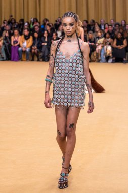 22 Şubat 2023 'te Milano Moda Haftası Kadın Giyim / Kış 2023' te İtalya 'nın Milano kentinde düzenlenen Roberto Cavalli defilesinde bir model podyumda yürüyor..