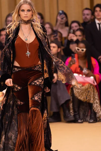 22 Şubat 2023 'te Milano Moda Haftası Kadın Giyim / Kış 2023' te İtalya 'nın Milano kentinde düzenlenen Roberto Cavalli defilesinde bir model podyumda yürüyor..