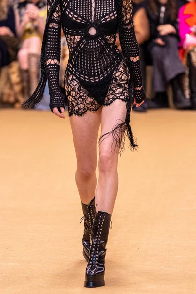 Milan Italië Februari Een Model Loopt Baan Roberto Cavalli Modeshow — Stockfoto