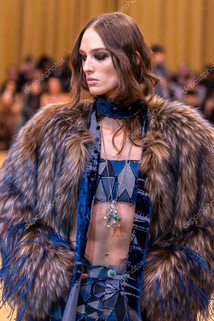 Mil n Italia Febrero Una Modelo Camina Por Pasarela Desfile