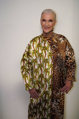 MILAN, İTALYA - 22 Şubat 2023 'te Milano Moda Haftası Kadınlar Güz / Kış 2024' te İtalya 'nın Milano kentinde düzenlenen Roberto Cavalli defilesinde Maye Musk sahne arkasında poz verdi.. 