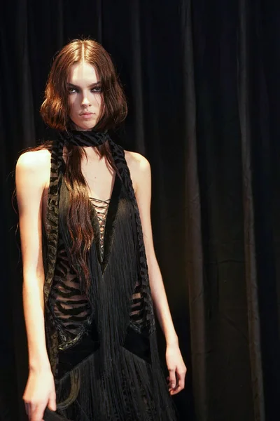 Milan Włochy Luty Modelka Pozuje Kulisami Pokazie Mody Roberto Cavalli — Zdjęcie stockowe