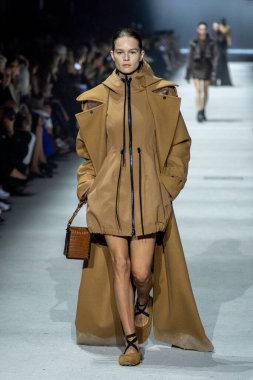 MİLAN, İTALYA - 24 Şubat 2023 'te Milano Moda Haftası Kadın Giyim / Kış 2023 / 2024' te İtalya 'nın Milano kentinde Tods defilesinde bir model podyumda yürüyor..