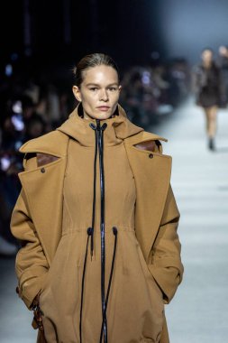 MİLAN, İTALYA - 24 Şubat 2023 'te Milano Moda Haftası Kadın Giyim / Kış 2023 / 2024' te İtalya 'nın Milano kentinde Tods defilesinde bir model podyumda yürüyor..