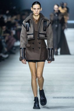 MİLAN, İTALYA - 24 Şubat 2023 'te Milano Moda Haftası Kadın Giyim / Kış 2023 / 2024' te İtalya 'nın Milano kentinde Tods defilesinde bir model podyumda yürüyor..