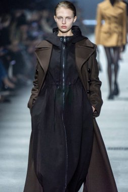 MİLAN, İTALYA - 24 Şubat 2023 'te Milano Moda Haftası Kadın Giyim / Kış 2023 / 2024' te İtalya 'nın Milano kentinde Tods defilesinde bir model podyumda yürüyor..