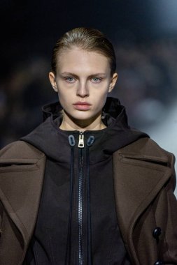 MİLAN, İTALYA - 24 Şubat 2023 'te Milano Moda Haftası Kadın Giyim / Kış 2023 / 2024' te İtalya 'nın Milano kentinde Tods defilesinde bir model podyumda yürüyor..