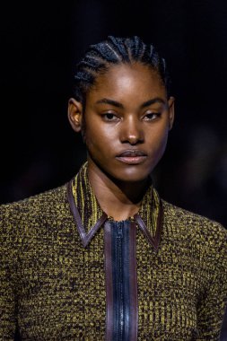 MİLAN, İTALYA - 24 Şubat 2023 'te Milano Moda Haftası Kadın Giyim / Kış 2023 / 2024' te İtalya 'nın Milano kentinde Tods defilesinde bir model podyumda yürüyor..