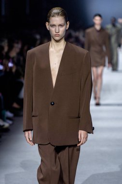 MİLAN, İTALYA - 24 Şubat 2023 'te Milano Moda Haftası Kadın Giyim / Kış 2023 / 2024' te İtalya 'nın Milano kentinde Tods defilesinde bir model podyumda yürüyor..