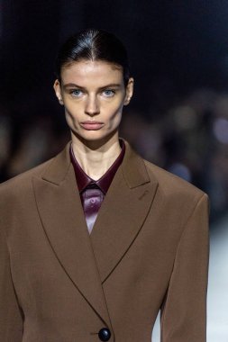 MİLAN, İTALYA - 24 Şubat 2023 'te Milano Moda Haftası Kadın Giyim / Kış 2023 / 2024' te İtalya 'nın Milano kentinde Tods defilesinde bir model podyumda yürüyor..