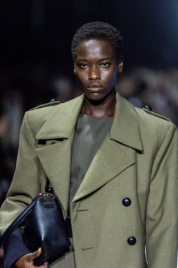 MİLAN, İTALYA - 24 Şubat 2023 'te Milano Moda Haftası Kadın Giyim / Kış 2023 / 2024' te İtalya 'nın Milano kentinde Tods defilesinde bir model podyumda yürüyor..