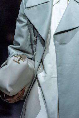 MİLAN, İTALYA - 24 Şubat 2023 'te Milano Moda Haftası Kadın Giyim / Kış 2023 / 2024' te İtalya 'nın Milano kentinde Tods defilesinde bir model podyumda yürüyor..