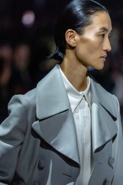 MİLAN, İTALYA - 24 Şubat 2023 'te Milano Moda Haftası Kadın Giyim / Kış 2023 / 2024' te İtalya 'nın Milano kentinde Tods defilesinde bir model podyumda yürüyor..