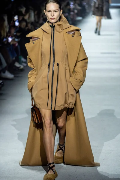Mailand Italien Februar Ein Model Läuft Auf Der Tods Modenschau — Stockfoto