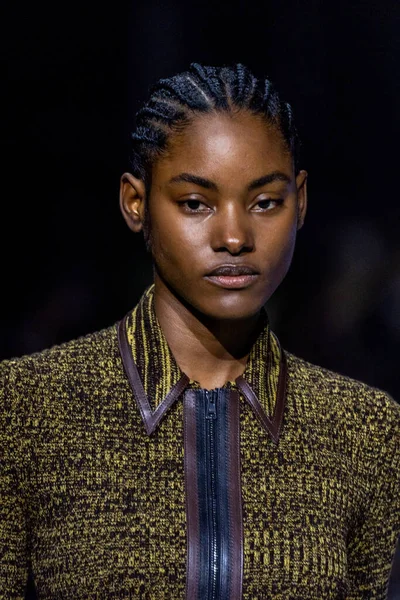 MİLAN, İTALYA - 24 Şubat 2023 'te Milano Moda Haftası Kadın Giyim / Kış 2023 / 2024' te İtalya 'nın Milano kentinde Tods defilesinde bir model podyumda yürüyor..