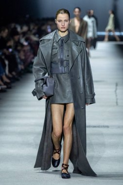 MİLAN, İTALYA - 24 Şubat 2023 'te Milano Moda Haftası Kadın Giyim / Kış 2023 / 2024' te İtalya 'nın Milano kentinde Tods defilesinde bir model podyumda yürüyor..