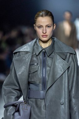 MİLAN, İTALYA - 24 Şubat 2023 'te Milano Moda Haftası Kadın Giyim / Kış 2023 / 2024' te İtalya 'nın Milano kentinde Tods defilesinde bir model podyumda yürüyor..