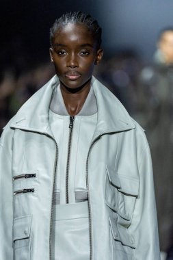 MİLAN, İTALYA - 24 Şubat 2023 'te Milano Moda Haftası Kadın Giyim / Kış 2023 / 2024' te İtalya 'nın Milano kentinde Tods defilesinde bir model podyumda yürüyor..