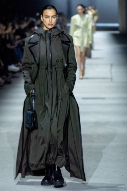 MILAN, ITALY - 24 Şubat 2023 'te Milano Moda Haftası Kadın Giyim / Kış 2024' te Milano, İtalya 'da düzenlenen Tods defilesinde Irina Shayk podyumda yürüyor..