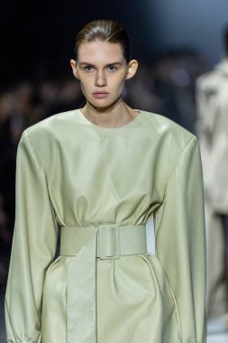 MİLAN, İTALYA - 24 Şubat 2023 'te Milano Moda Haftası Kadın Giyim / Kış 2023 / 2024' te İtalya 'nın Milano kentinde Tods defilesinde bir model podyumda yürüyor..