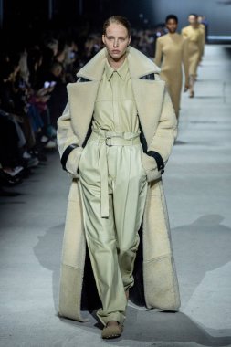 MİLAN, İTALYA - 24 Şubat 2023 'te Milano Moda Haftası Kadın Giyim / Kış 2023 / 2024' te İtalya 'nın Milano kentinde Tods defilesinde bir model podyumda yürüyor..