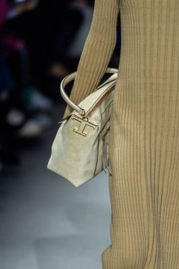 MİLAN, İTALYA - 24 Şubat 2023 'te Milano Moda Haftası Kadın Giyim / Kış 2023 / 2024' te İtalya 'nın Milano kentinde Tods defilesinde bir model podyumda yürüyor..